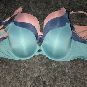 Three Victoria Secret bras! Size 34 DDD💕